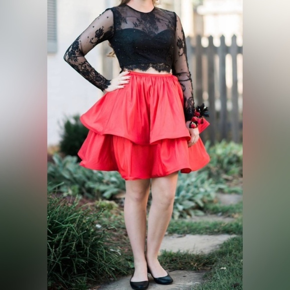 SHERRI HILL Two-Piece Red and Black Long Sleeve Party Dress